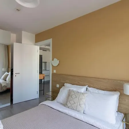 Soft Elegant 1br Flat W/ Free Parking & Shuttle #165 شقة